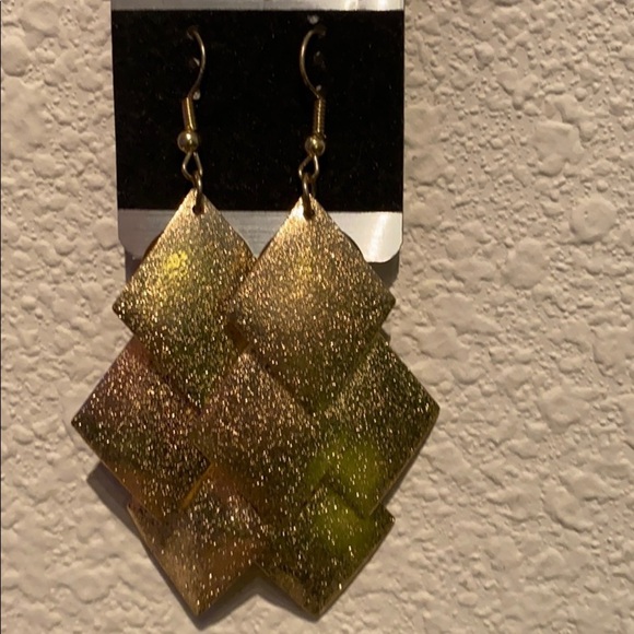 Gold dangle earrings - Picture 2 of 3